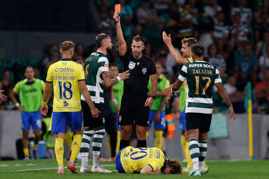Debast foi expulso frente ao Arouca e falha jogo com o SC Braga Debast foi expulso frente ao Arouca e falha jogo com o SC Braga