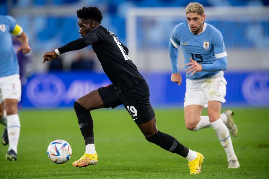 Valverde persigue a Davies durante el encuentro.