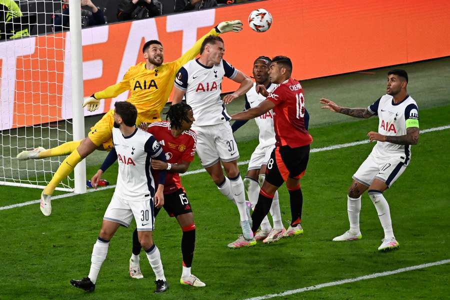 Gólman Tottenhamu Guglielmo Vicario vyráží balon ve finále Evropské ligy s Manchesterem United. Gólman Tottenhamu Guglielmo Vicario vyráží balon ve finále Evropské ligy s Manchesterem United.