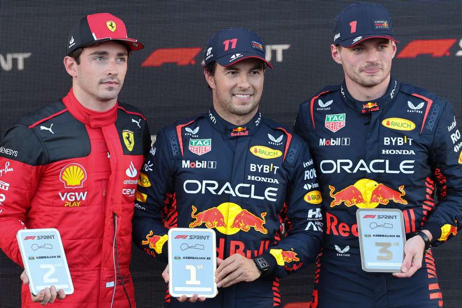 Das Podest-Trio nach dem Sprint: Sergio Perez (Mitte), Leclerc und ein missmutiger Max Verstappen (rechts) (links) und