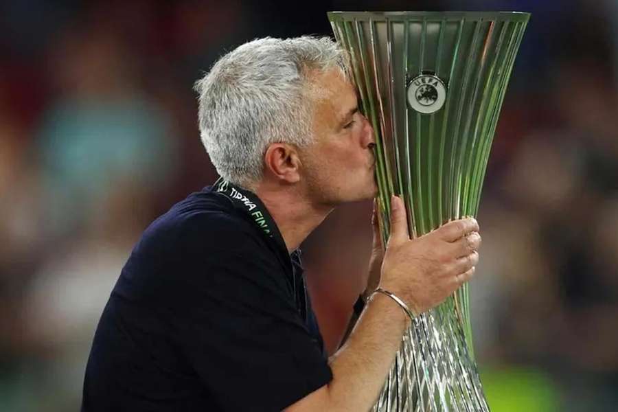 José Mourinho conquistou a Liga Conferência pela Roma, em 2022