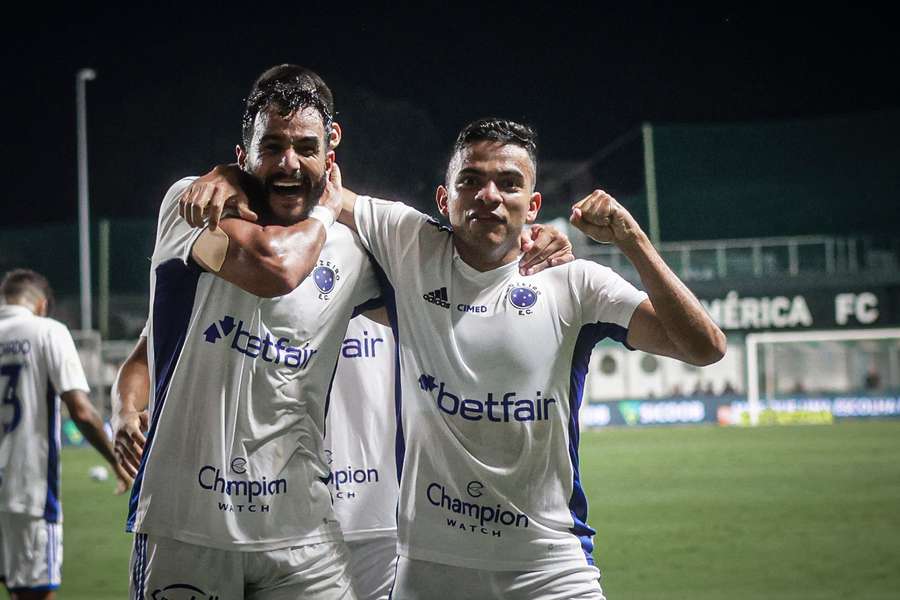 Henrique Dourado abraçado com Bruno Rodrigues na comemoração de seu gol