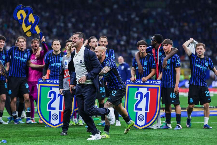 Cristi Chivu sărbătorește alături de echipă câștigarea campionatului 
