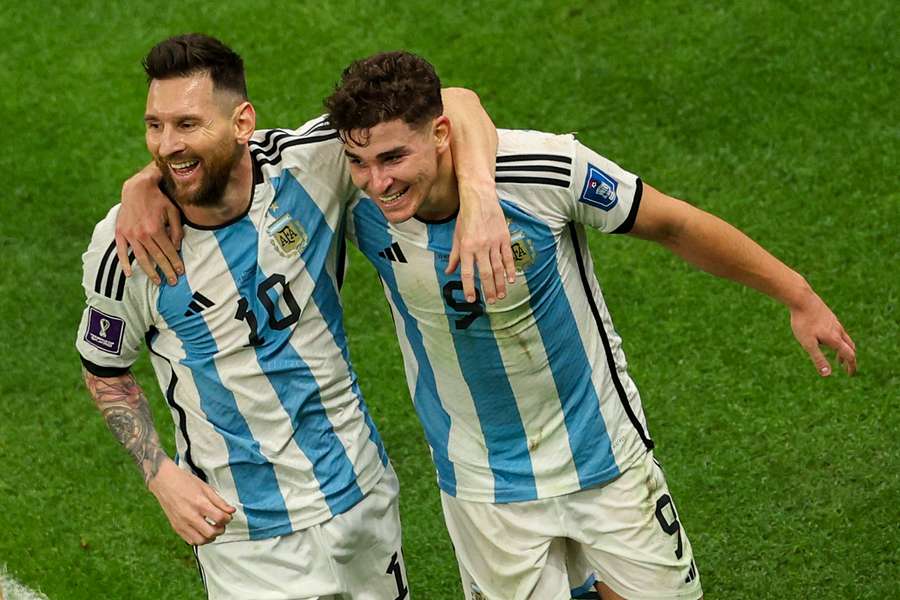 Álvarez se torna herói da classificação argentina ao lado de Lionel Messi