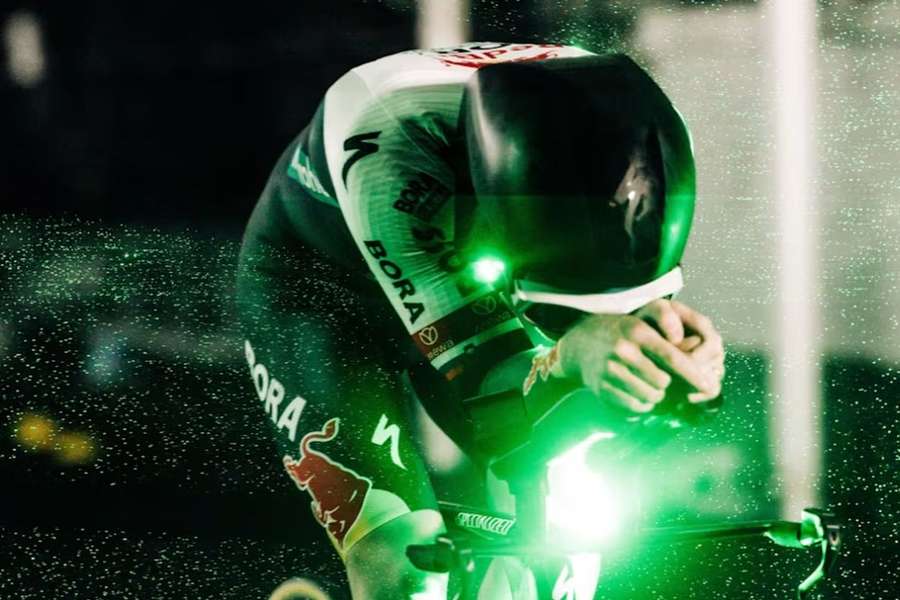 Milhões de microbolhas de hélio foram iluminadas por feixes de laser Milhões de microbolhas de hélio foram iluminadas por feixes de laser