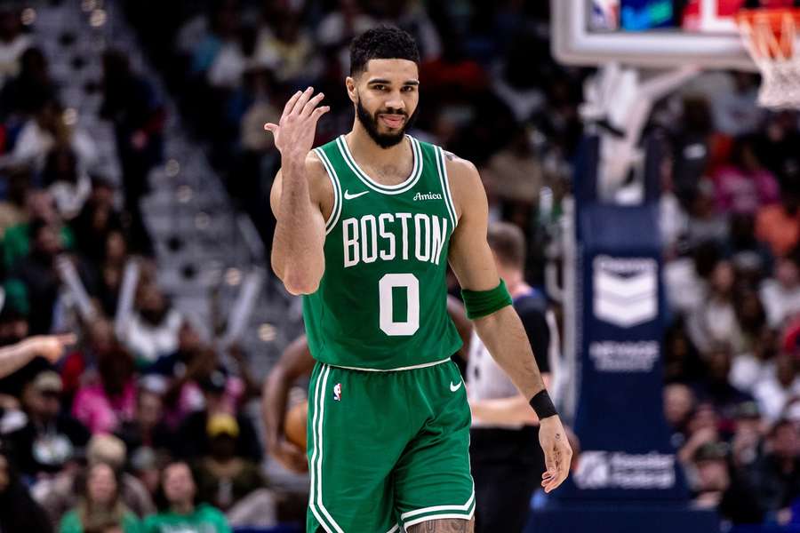 Jayson Tatum byl hrdinou Bostonu, když hodem 0,2 sekundy před koncem rozhodl nerozhodný stav