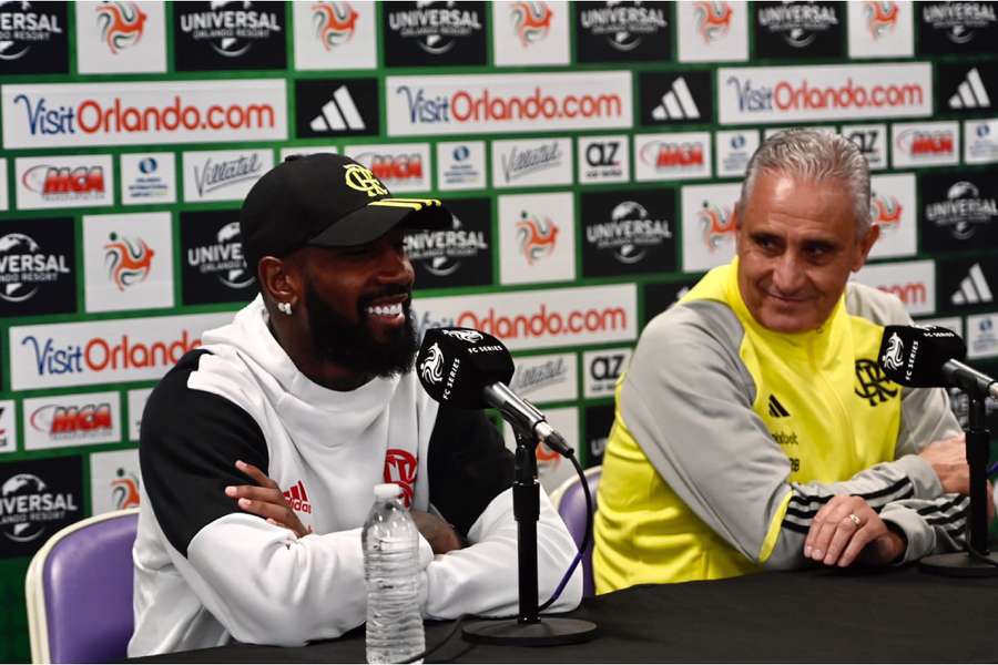 Gerson em entrevista coletiva ao lado de Tite 