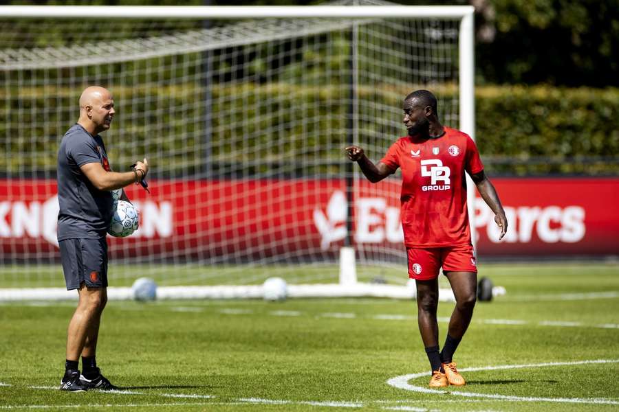 Arne Slot en Lutsharel Geertruida tijdens een trainingssessie van Feyenoord op 10 juli 