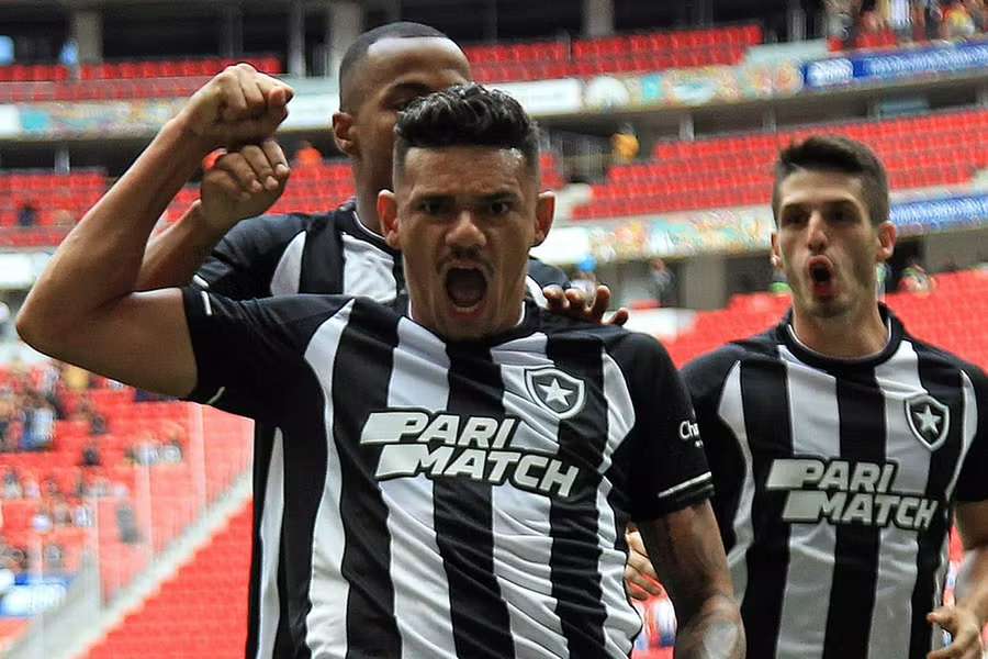 Tiquinho Soares bisou na vitória do Botafogo