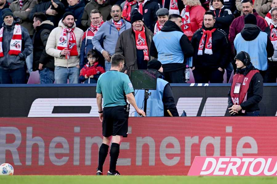 Schiedsrichter Frank Willenborg entschied sich nach einer langen Überprüfung gegen einen Elfmeter für Köln.