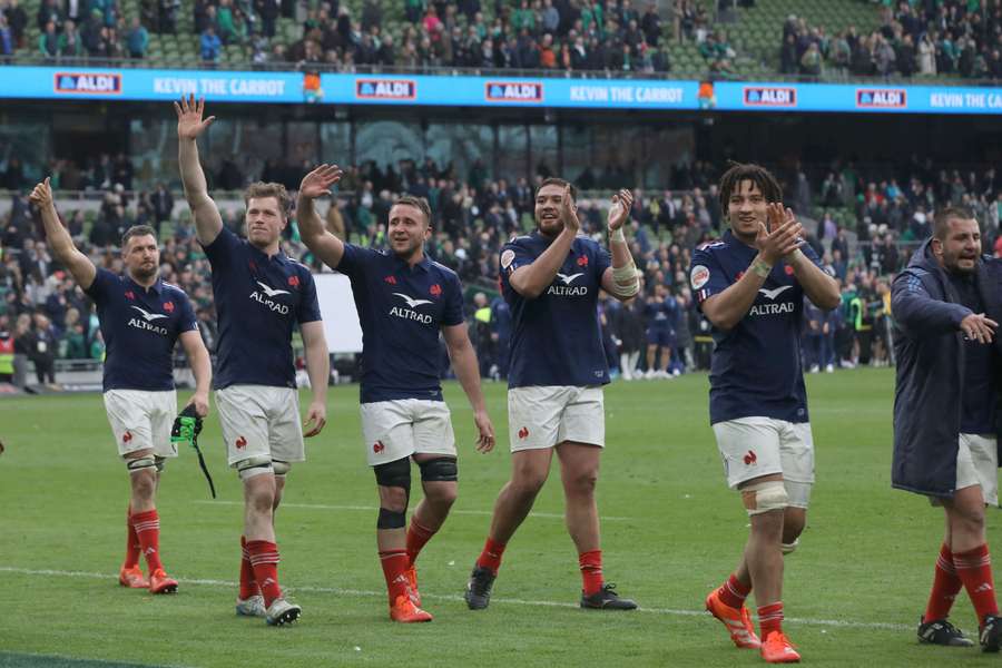 Jucătorii francezi salută fanii după victoria cu Irlanda