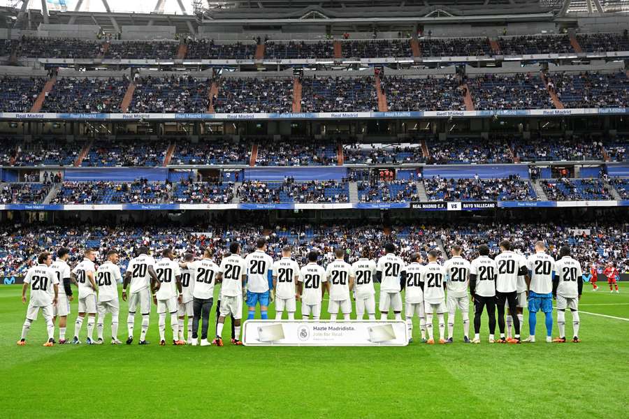 Jogadores do Real prestando homenagem a Vini