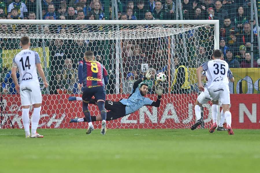 Valentin Cojocaru apără penalty-ul executat de Artur Crăciun