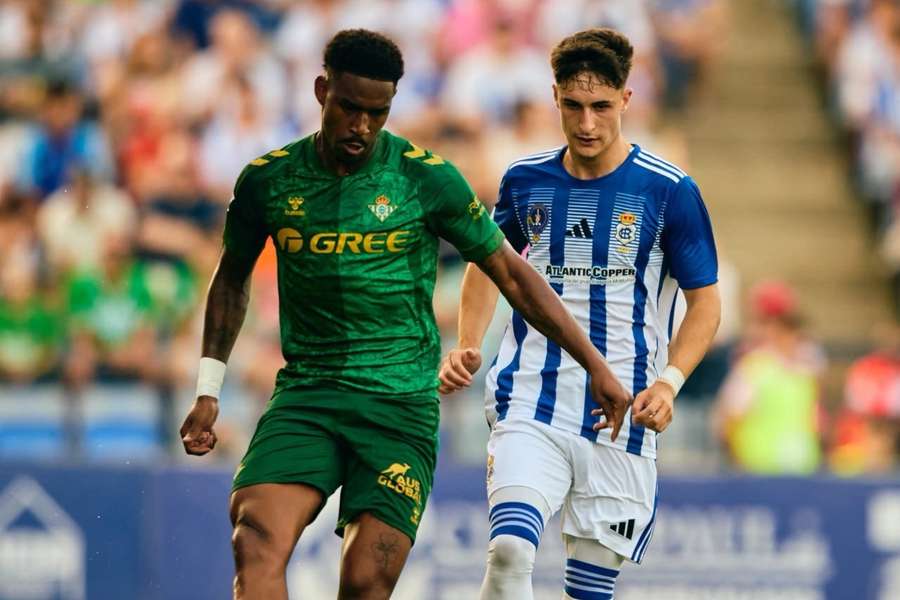 Júnior Firpo durante el Recre-Betis