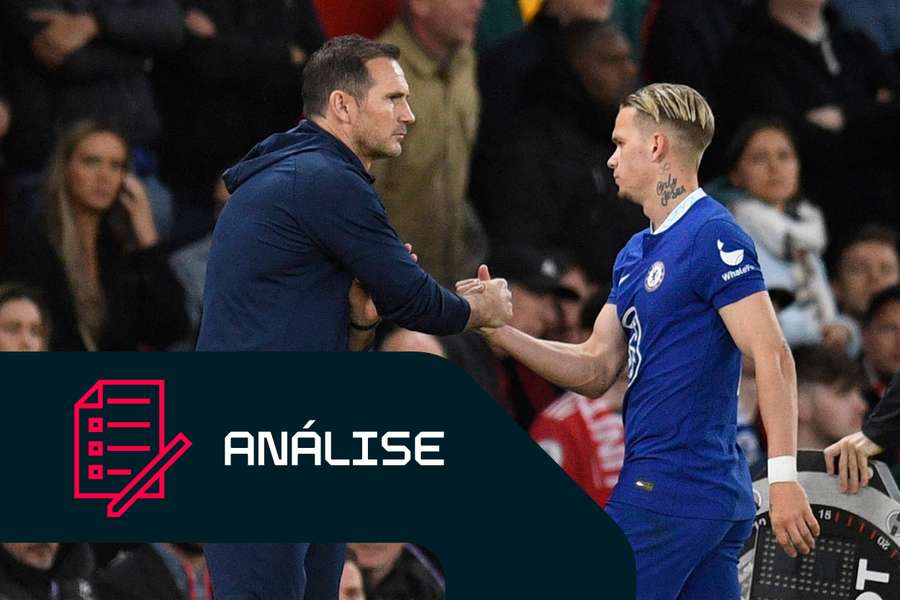 Frank Lampard cumprimenta o médio ucraniano do Chelsea, Mykhailo Mudryk Frank Lampard cumprimenta o médio ucraniano do Chelsea, Mykhailo Mudryk