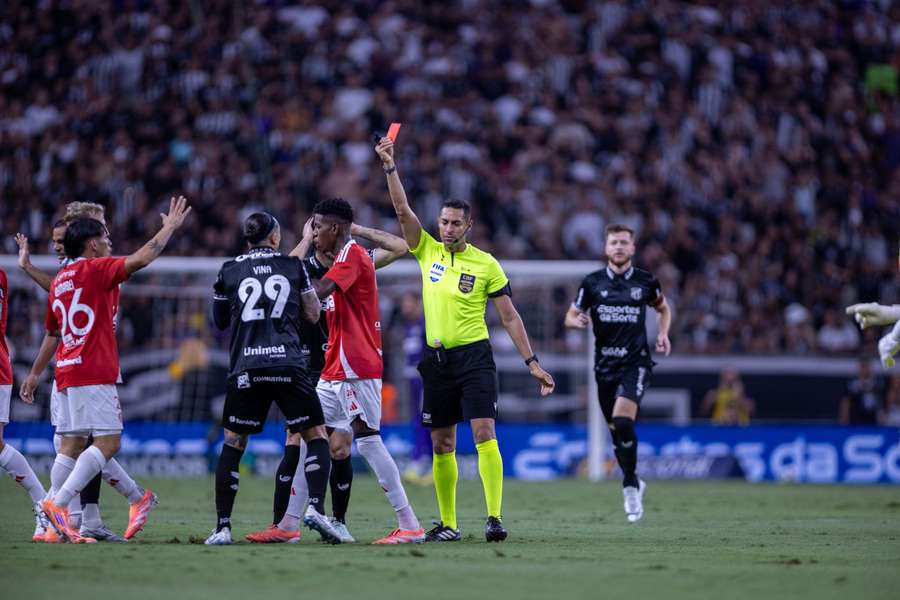 Vina foi expulso logo no início da partida contra o Internacional