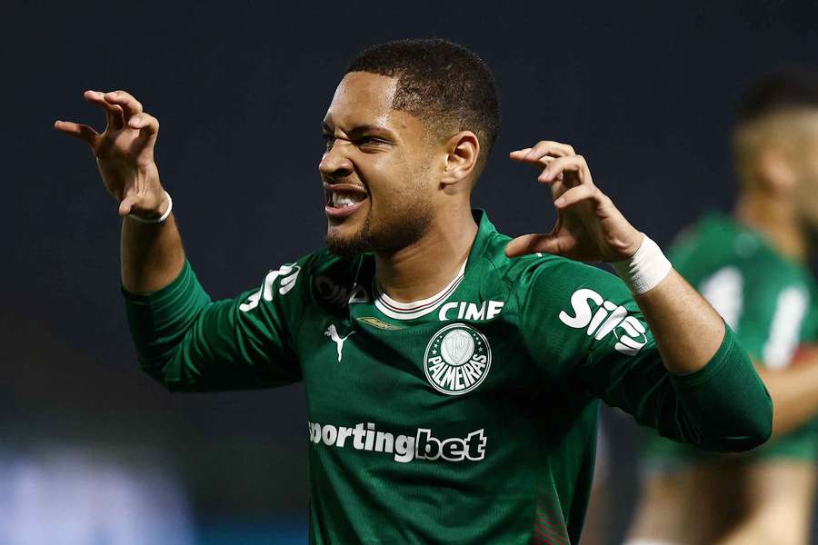 Vitor Roque celebra su gol