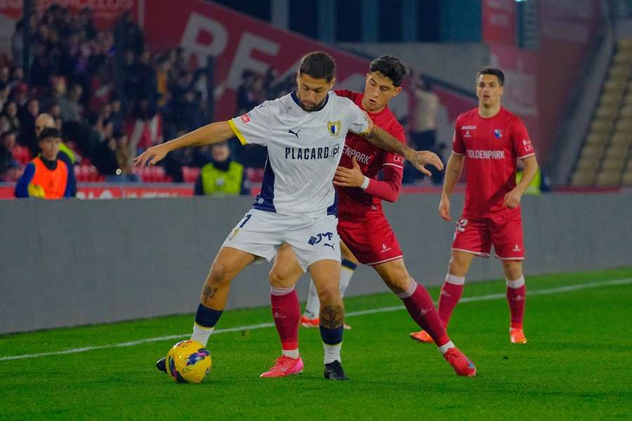 Óscar Aranda controla el balón durante un partido del Famalicao.