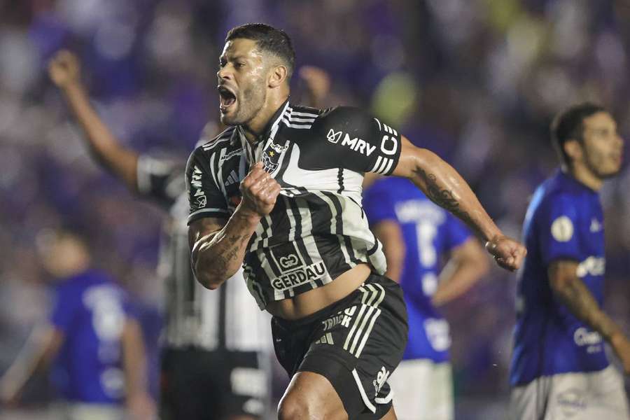 Hulk celebra gol de falta sobre o Cruzeiro