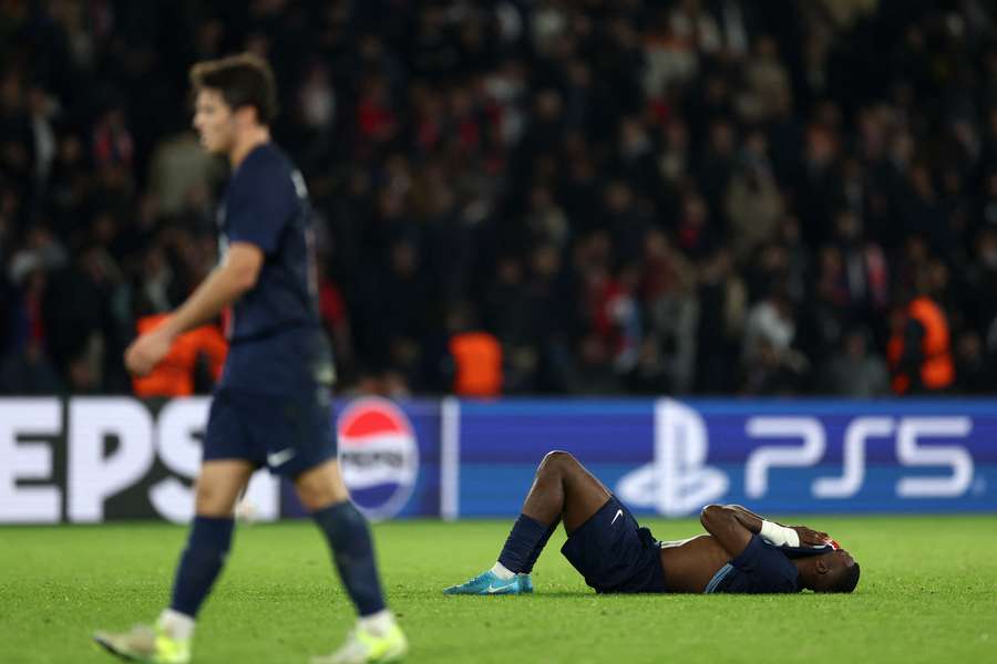 Kolo Muani à terre après le match face au PSV Eindhoven en Ligue des champions.