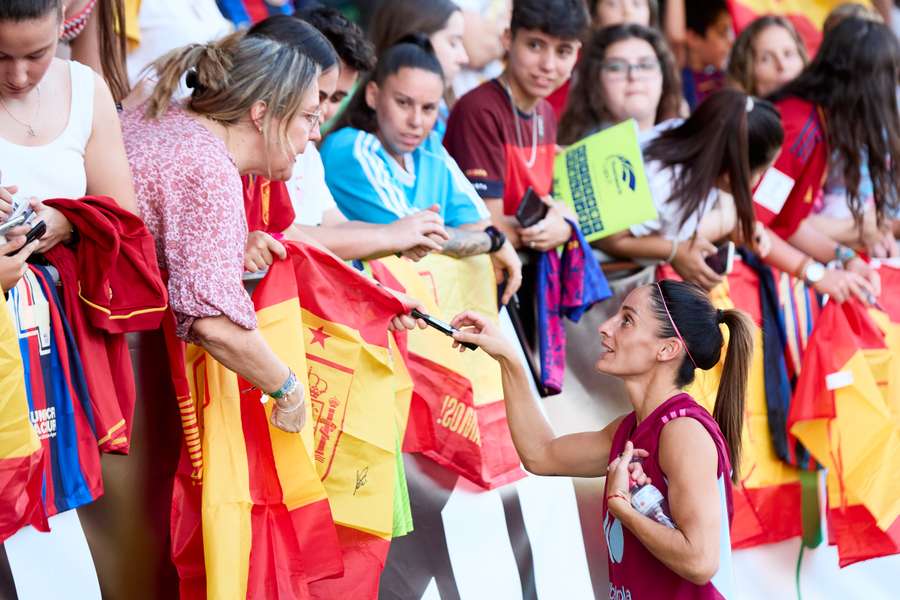 Las internacionales españolas se han acercado al público tras el entrenamiento a puerta abierta