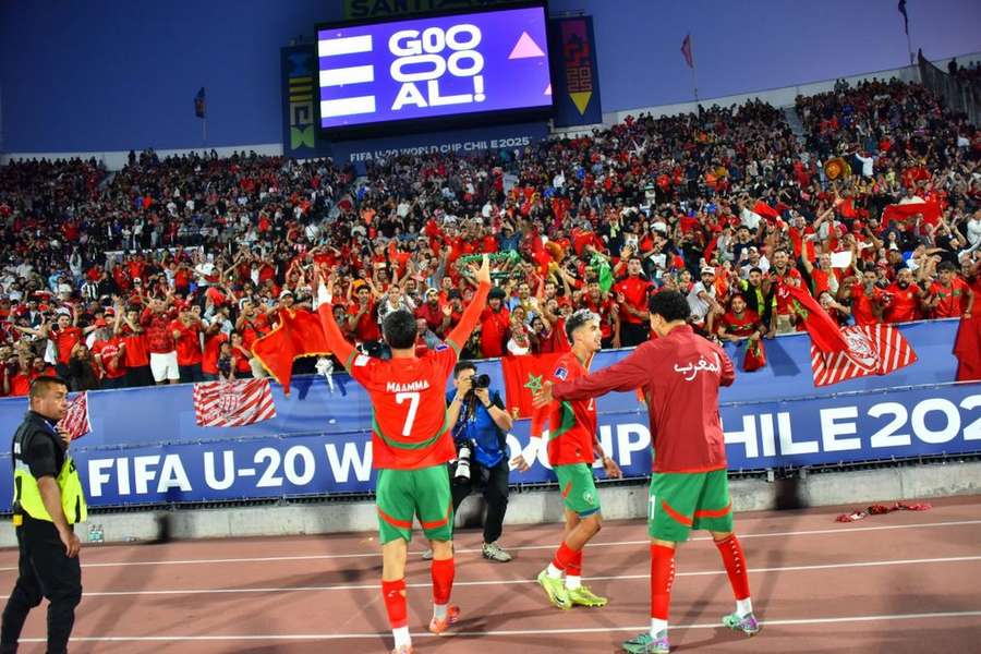Le Maroc célèbre avec ses supporters.