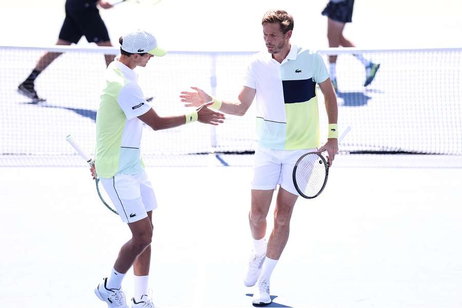 Nicolas Mahut et Pierre-Hugues Herbert s'arrêtent, las.