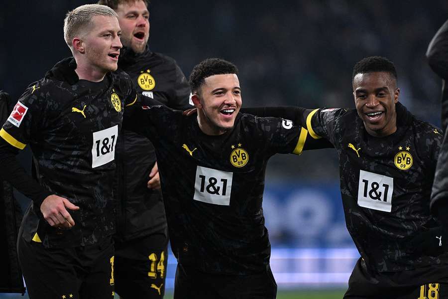 Sancho festeja com os seus companheiros de equipa do Borussia Dortmund