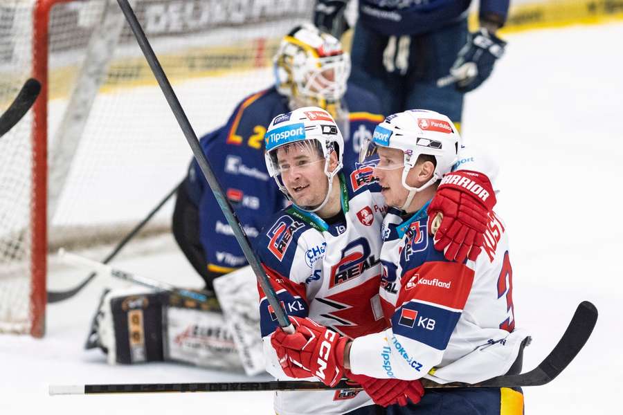 Jádro úspěšné přesilovkové sestavy vítěze základní části z Pardubic: Roman Červenka (vlevo) a Jan Košťálek.