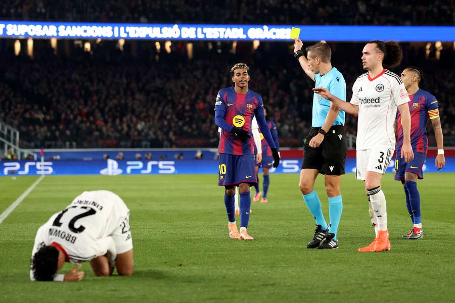 Lamine Yamal recibe una tarjeta amarilla que le impedirá jugar el siguiente partido de Champions Lamine Yamal recibe una tarjeta amarilla que le impedirá jugar el siguiente partido de Champions