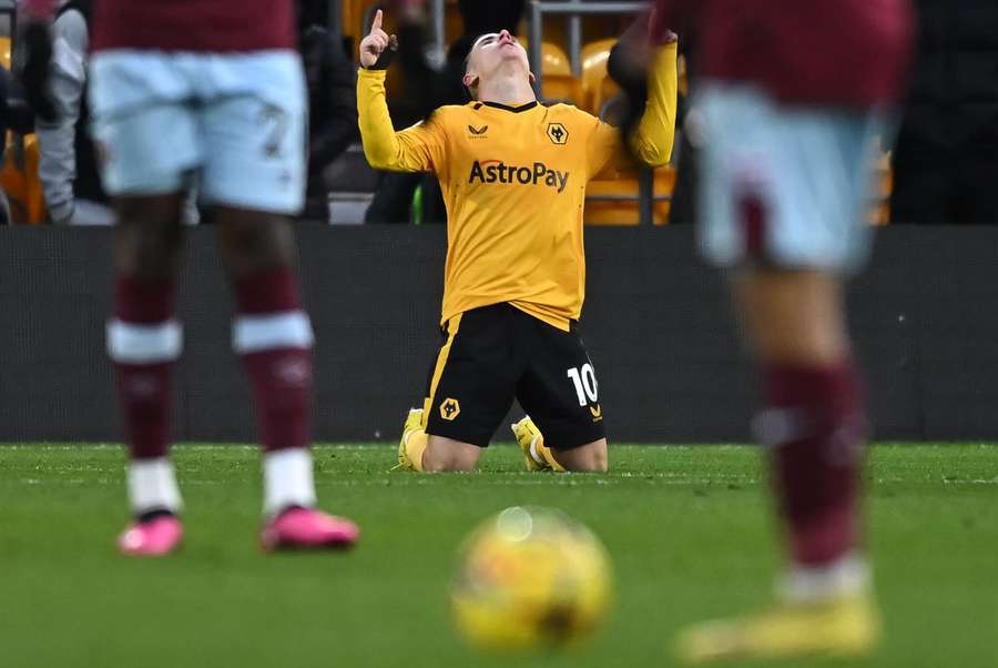 Daniel Podence celebrates his goal