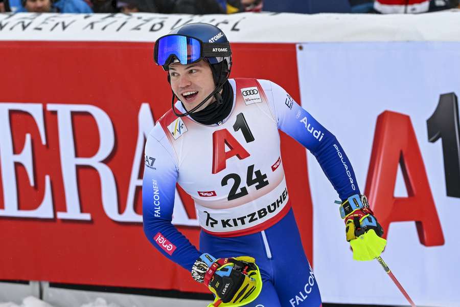 Alex Vinatzer sorridente al termine dello slalom speciale di Kitzbuehel