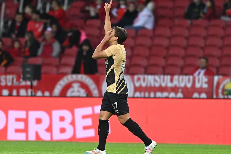 João Cruz celebrou o primeiro gol no time profissional do Athletico-PR