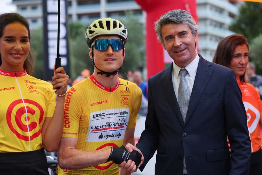 O ministro da Administração Interna, José Luís Carneiro, cumprimento o ciclista suiço Colin Stussi, vencedor da Volta a Portugal