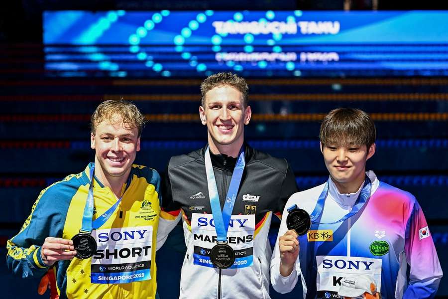 Lukas Märtens (M.) hat mit der WM nun alle Titel in seiner Disziplin gewonnen.