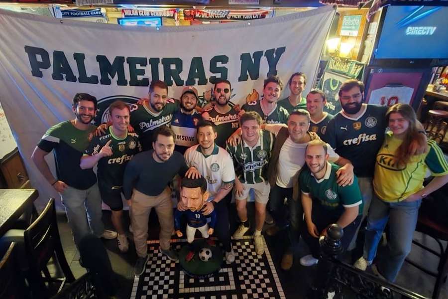 Torcedores do Palmeiras reunidos no Legends Bar, em Nova York