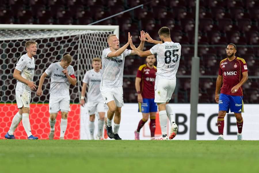 Hráči Plzně slaví gól v odvetě se Servette.