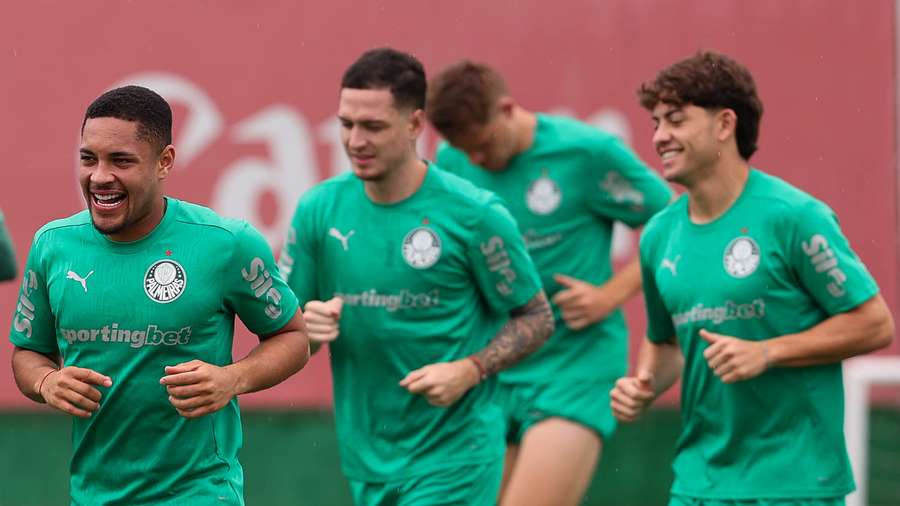 El Palmeiras de Vitor Roque (izquierda) es el equipo más caro de Brasil