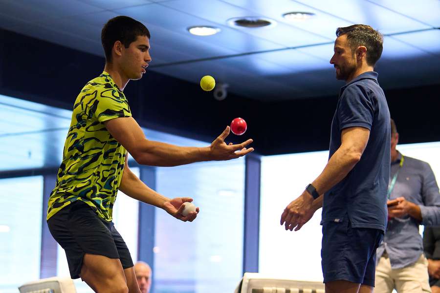 Carlos Alcaraz calentando antes de un partido.