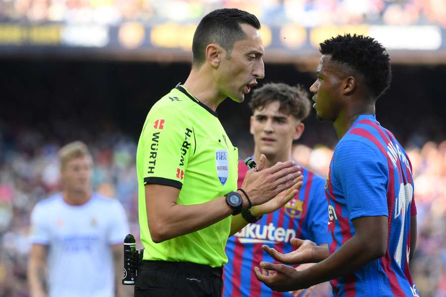 Sánchez Martínez, explicando una acción a Ansu Fati durante un Barça-Real Madrid