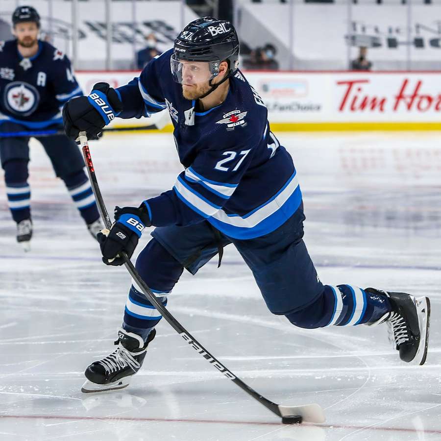 V NHL hájí už od roku 2015 barvy Winnipegu Jets.