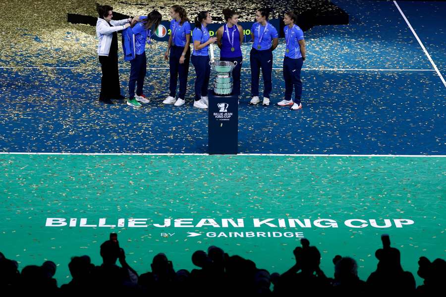 Team Italy pose with Billie Jean King and the trophy after winning the Billie Jean King Cup in 2024