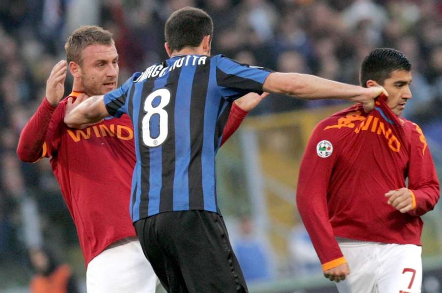 Thiago Motta strattona De Rossi e Pizarro in un acceso Roma-Inter