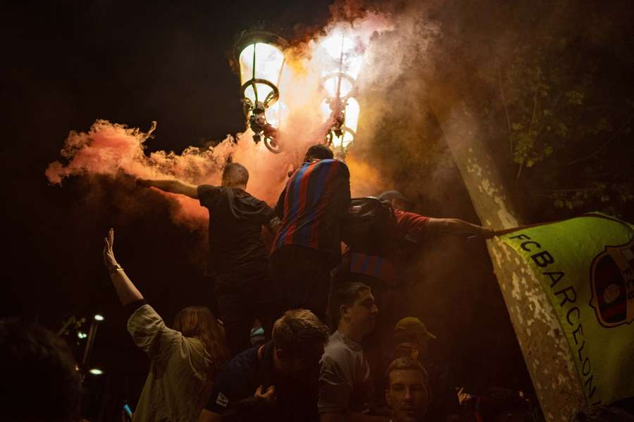 Parade in open bus voor Spaanse voetbalkampioenen door Barcelona