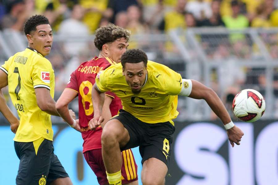 Felix Nmecha kommt vor Neil El Aynaoui an den Ball Felix Nmecha kommt vor Neil El Aynaoui an den Ball