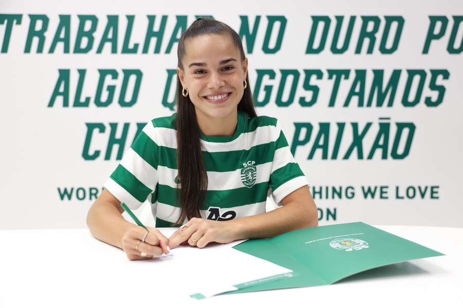 Charlotte Schmit na assinatura de contrato Charlotte Schmit na assinatura de contrato