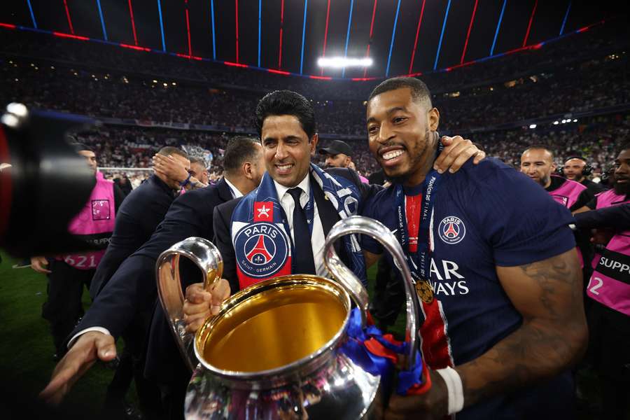 Kimpembe avec Al-Khelaïfi après le sacre en Ligue des champions.
