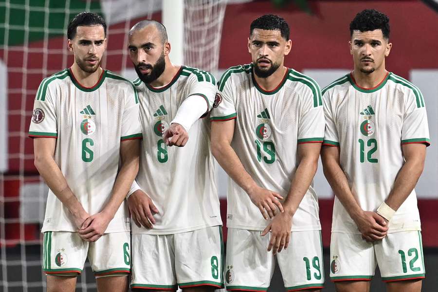 Jugadores de Argelia forman barrera