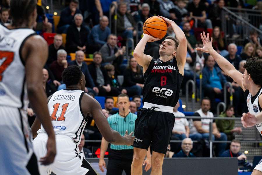 Goran Filipovič z Nymburka zakončuje v zápase proti Terstu.