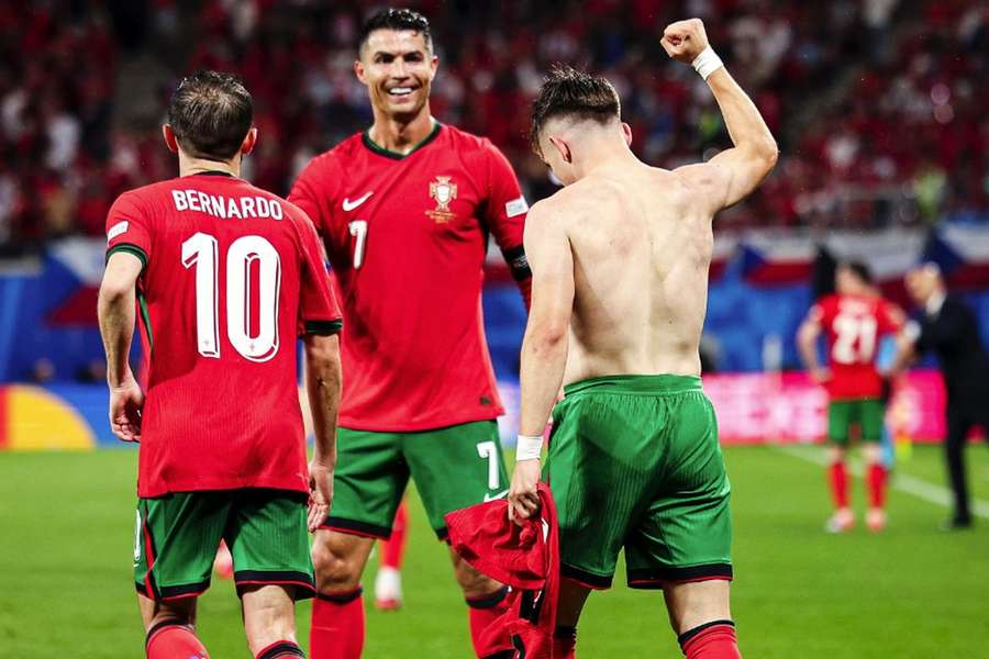 Cristiano Ronaldo reage ao golo de Francisco Conceição em Leipzig 